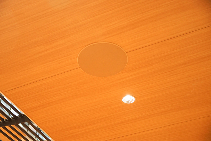 アンダーバルコニーに採用されているヤマハ「VXC5FW」（設置面の同色に塗装されている）