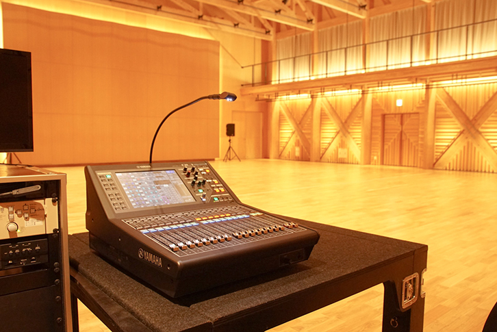 多目的ホール「キナーレ」にはミキサーとしてヤマハ「QL1」が導入されている