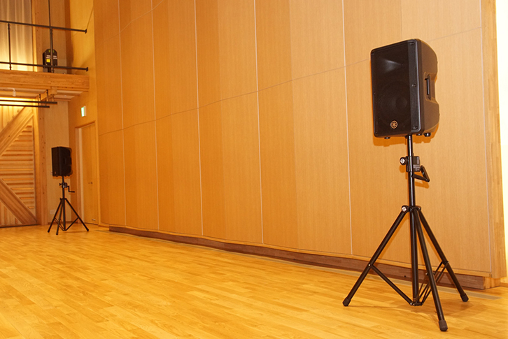 多目的ホール「キナーレ」のスピーカーにはパワードスピーカーのヤマハ「DBR12」を導入