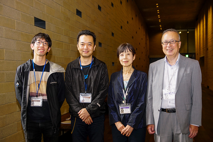 写真右端より 「豊中市⽴⽂化芸術センター」阪本⼀郎館⻑、朝倉祥⼦総合館⻑（芸術プロデューサー）、舞台技術責任者 ⾳響担当 内⽥琢啓⽒、舞台技術担当者 ⾳響担当 ⼋⾕尚毅⽒