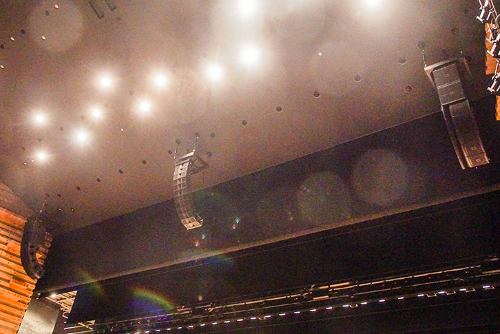 大ホールプロセニアムスピーカー
中央、下手、上手でラインアレイを配置