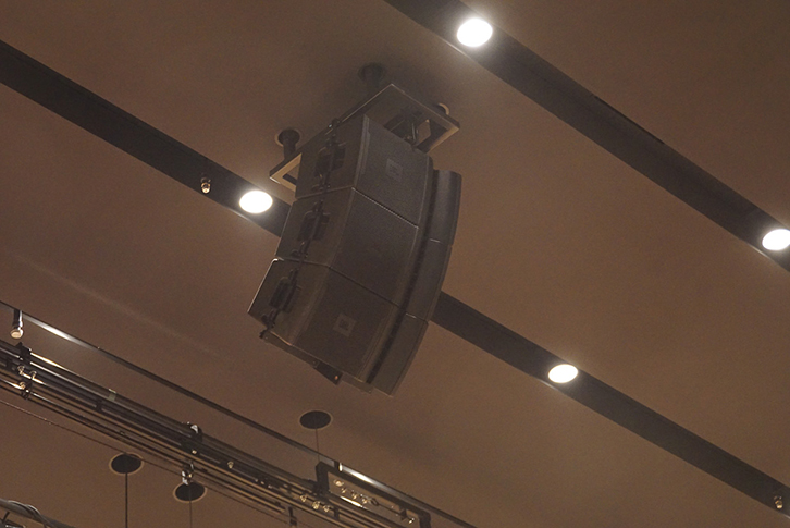 小ホールプロセニアムスピーカー