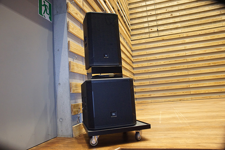 必要に応じて設置する小ホールのサイドスピーカー