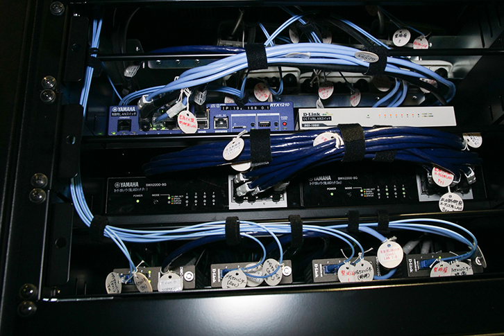 大ホールは舞台袖、調整室、アンプ室をDanteによりデジタルオーディオネットワークを構築