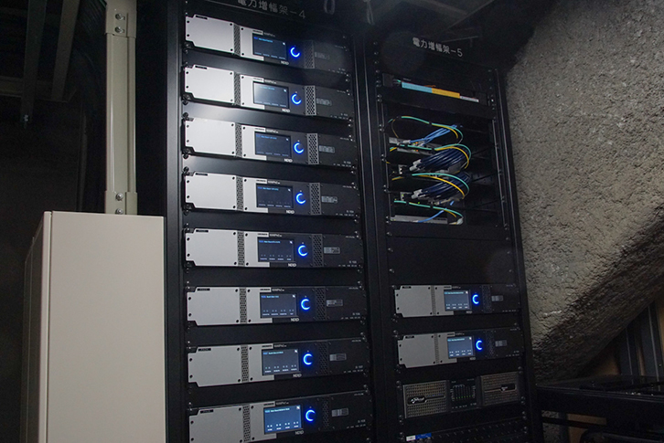 アンプ室はスタジアムの４隅に分散配置