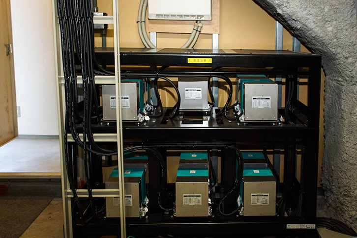 音質に配慮し、小型のノイズカットトランスを多数使用