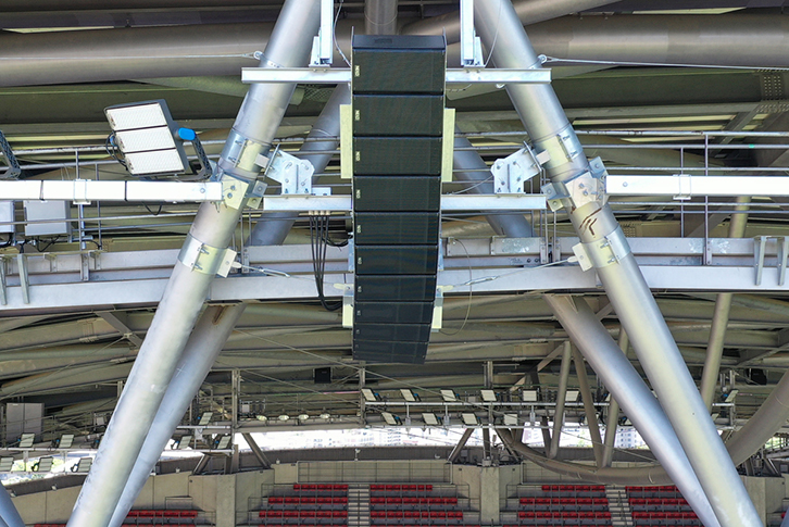 フィールドスピーカー（拡大）　NEXO「GEO S1210-ST」×11台によるラインアレイで構築