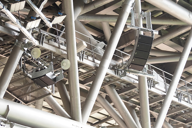 スタンド屋根に分散配置されたNEXO「GEO S1210-ST」（写真右　5台）と 下向きに設置した「GEO S1210-ST」（写真左　2台） 