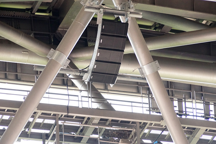 スタンド屋根に分散して配置されたNEXO「GEO S1210-ST」（5台）