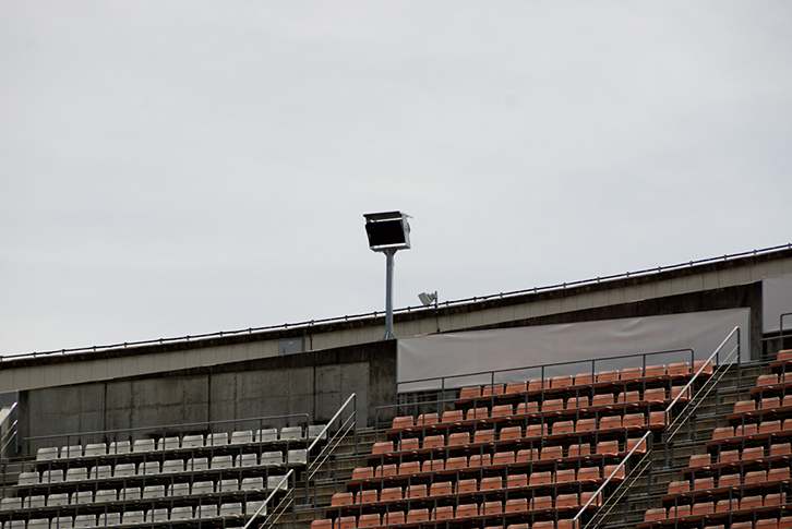 サイドスタンド用のポールに設置されたNEXO「PS15-R2」