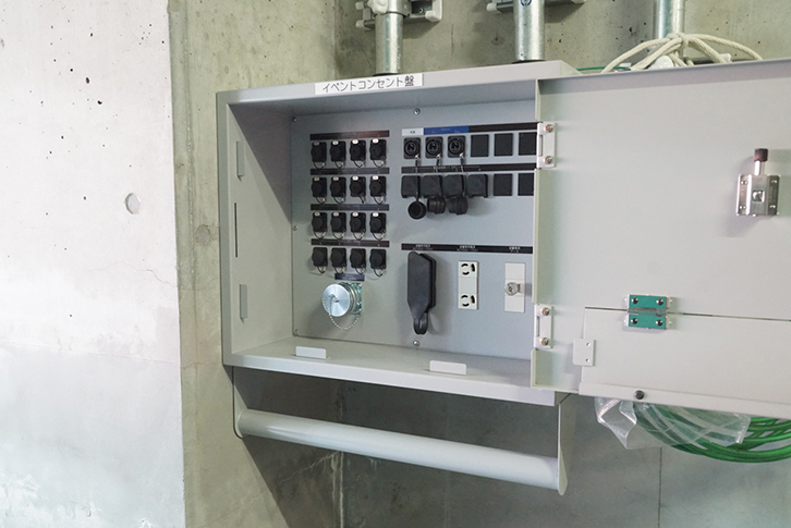 フィールドの脇に設置されたイベントコンセント盤
 光ファイバーによるDante の回線が引き回されており、フィールド脇でのアナウンスやスタジアムDJ、ヒーローインタビューなどの音声をオペレーションルームまでデジタル伝送する