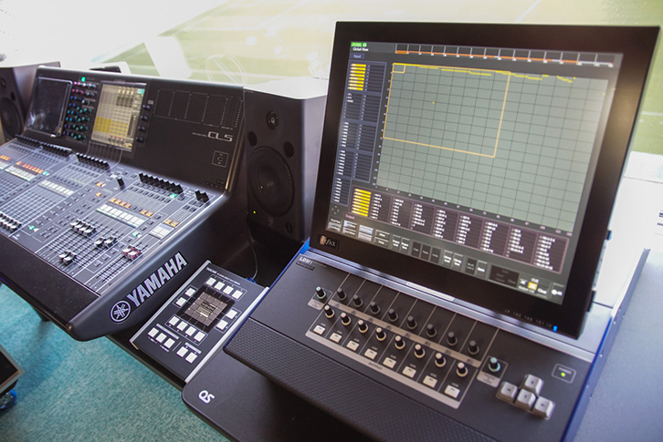 メインミキサーの横に設置されたマトリクスコントローラー HYFAX「LDM1」