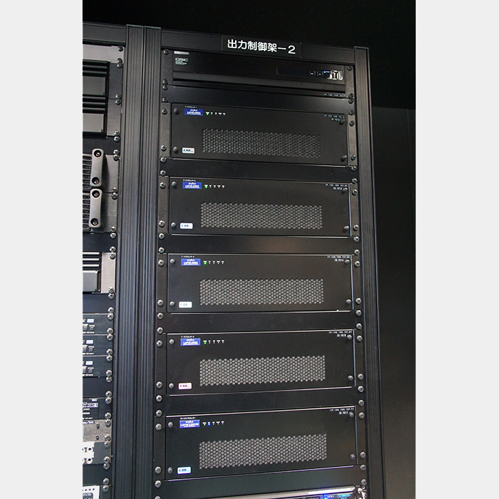 オペレーションルームに設置されたアコースティックメジャーメント/EQプロセッサーHYFAX「AMQ3」