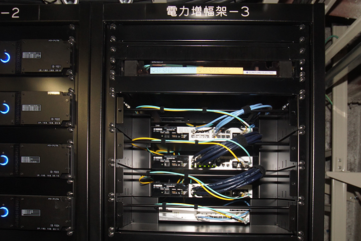 アンプ室のラック内
デジタルオーディオネットワークDante の長距離伝送は光ファイバーで伝送され、LANスイッチからネットワークケーブルでアンプに入力