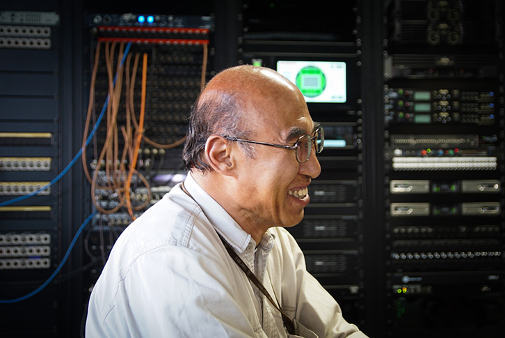 当初、監視用データロガーの液晶画面の設置場所が、窓側にあったんです。それだとサッカーの競技が見えない死角ができてしまい、実作業では困るのでより使いやすい場所に変えてもらいました。よい場所を探してくださって助かりました。