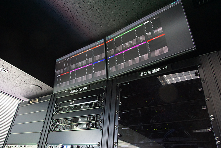 音響ラックの上部に設置された監視用データロガーの液晶画面