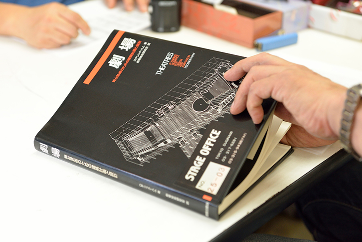 創造型劇場のコンセプトが書かれていた書籍『劇場―舞台芸術のための建築計画と設計』（鹿島出版会）