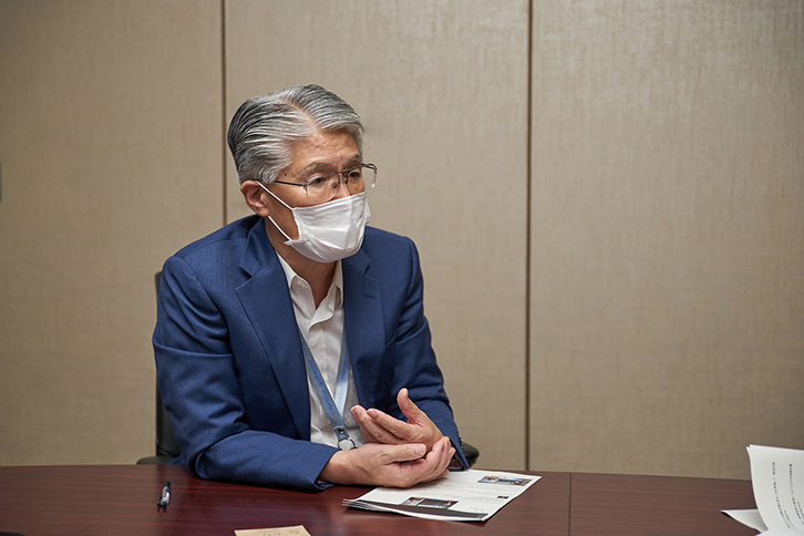 高萩氏：そうですね。直前の2月22日には東京芸術劇場主催のヴェルディ／歌劇『ラ・トラヴィアータ』というシアターオペラの公演を行い、お客さまも大勢いらっしゃって大変ご好評いただきました。でも翌23日の豊島区管弦楽団というアマチュアのオーケストラ公演は豊島区の指示で中止となりました。そんな感じで、やったりやらなかったりの状況の中、2月26日に政府からのイベント自粛要請があり、東京都もそれに従うことになります。とはいえ、まだ2週間ぐらい活動を自粛すれば収まるだろうから、一時的に自粛しよう、という雰囲気でした。