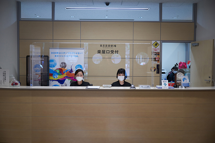 楽屋入り口の受付にはアクリル板の他、非接触型の体温計、手指消毒用アルコールなどが設置されている