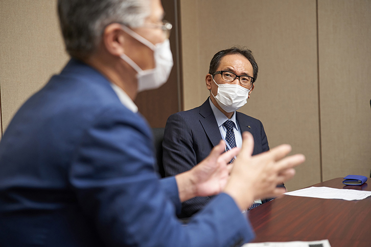 髙萩氏：そうですね。生の音楽や演劇が今まで以上に貴重品となり、大切にしたいと考える方もいらっしゃるでしょうし、今だからこそ、生の公演を見たいと思う方もいらっしゃるでしょう。私自身、今この状況でホールでオーケストラの交響曲を聴いたら、ものすごく感動するんじゃないかなと思っています。