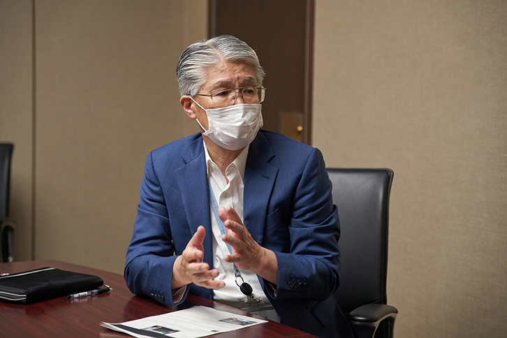 さらに言えば、東京芸術劇場はいろんな人が集まってくる駅前のポピュラーな場所に立地しているわけですから、劇場としてひとつの方向に特化していくよりは、より多くの方に楽しんでいただける劇場にしたいと思いますし、同時にこの劇場を通じて海外につながっていく、アートにつながっていく、そして演劇やエンターテイメントの面白さにつながっていくという、さまざまな入り口になるといいと思います。館内にはパブリックアートもたくさんありますので、池袋に来たら、ついでにちょっと立ち寄る場所にしていただければと思っています。