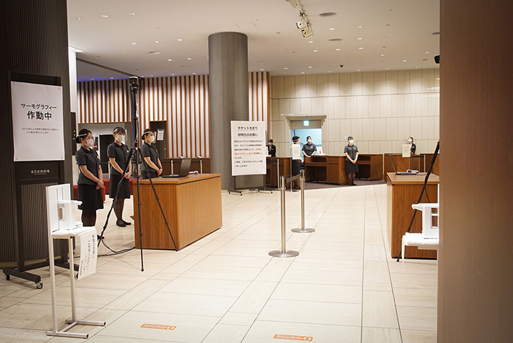 観客は会場入り口で消毒用アルコールによる手指の消毒とマスクの着用が義務づけられます。またサーモグラフィーによる体温測定も同時に行います。お客さまと直接対面する劇場スタッフはマスクとフェイスシールドを装着します。