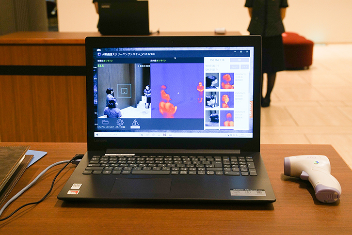 サーモグラフィーによる体温測定のスクリーニングで体温が37.5度以上と計測されたお客さまには、再度非接触型の体温計で検温を行います。再検温の結果も37.5度以上の場合は入場をお断りする体制をとっています。