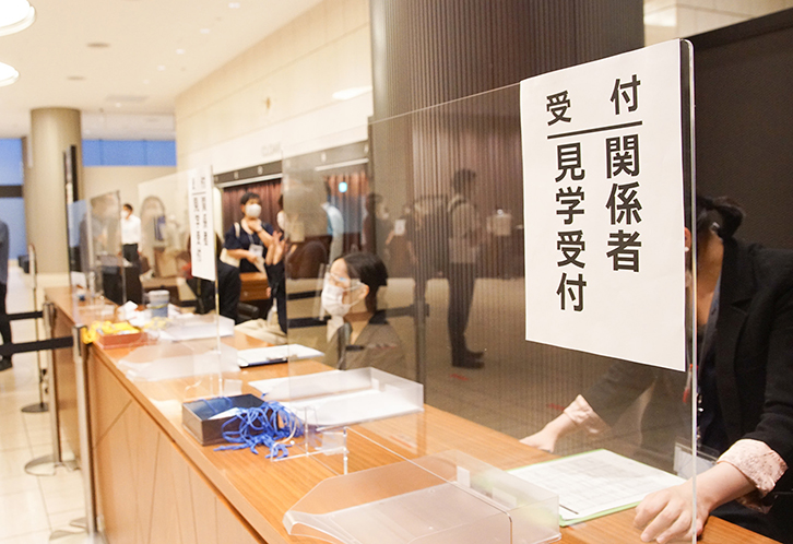 会場でのチケット受け取りや関係者の窓口には飛沫感染防止用のアクリルボードが設置されました。