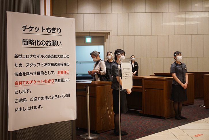 直接触をさけるため、入場の際のチケットはスタッフが目視で確認したあと、お客さまご自身でチケットをもぎって箱に入れていただく仕組みをとっています。