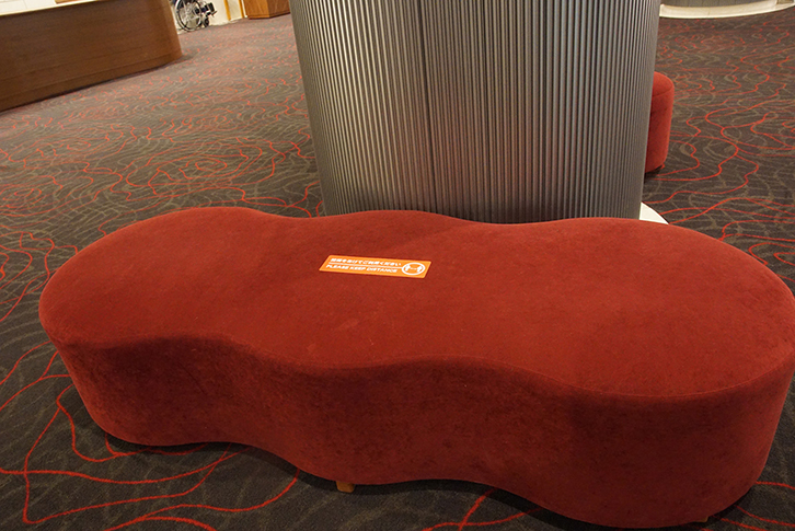 ロビーに設置された椅子もソーシャルディスタンスを確保するため、中央部は座らないようにと注意喚起を促すシールが貼られています。