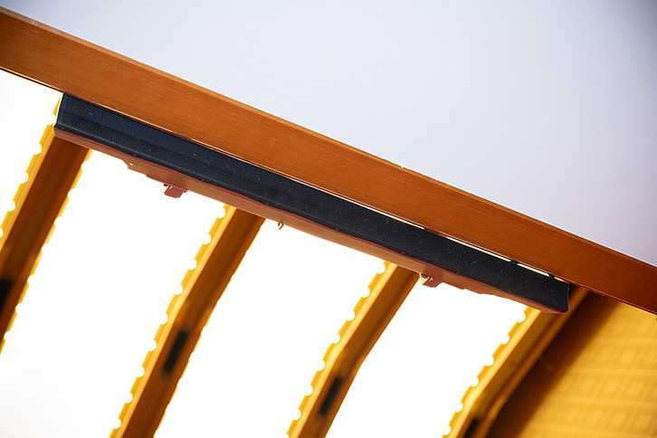 限られたスピーカーのみ露出で設置されている。アンダーバルコニーと舞台正面のスピーカー