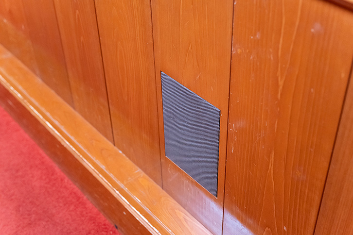 一階席上部（二階席下部）アンダーバルコニーとステージフロントのスピーカー