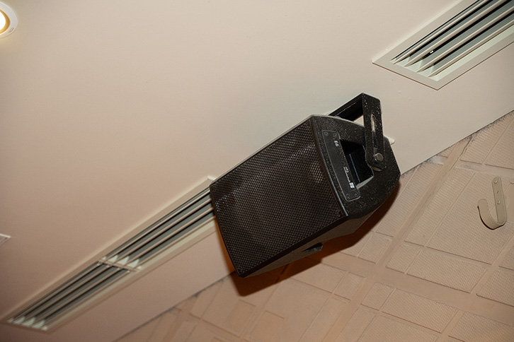 限られたスピーカーのみ露出で設置。一階壁面と客席後方に設置されたスピーカー