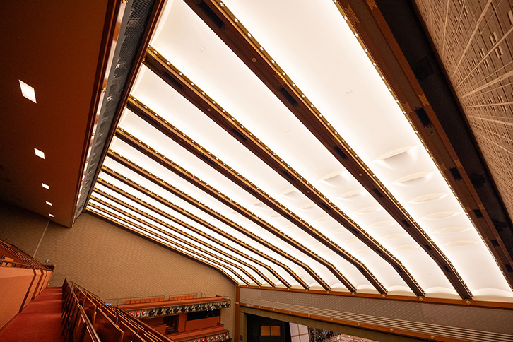 天井の竿縁部分と三階の業平格子壁面には多数のスピーカーが隠蔽設置されている