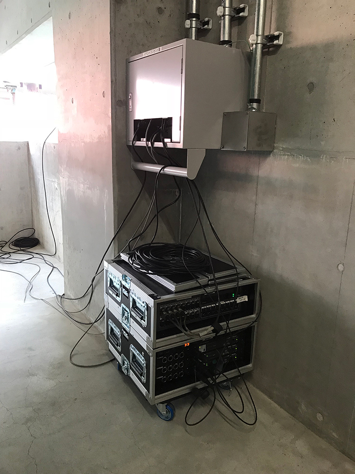 写真2 キャリングケースに収納された移動型I/Oの「Rio1608-D2」とフィールドコネクター盤。キャリングケースの下側にE/O変換を兼ねたL2スイッチが見える