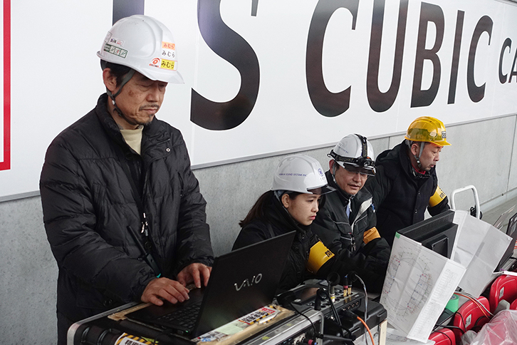 写真8　今回の調整に携わって頂いた「YSS」と「YMJ」スタッフの方々と筆者