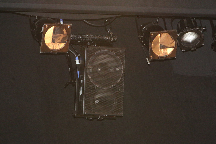 舞台なか奥に設置されたSE用スピーカーシステム「Meyer Sound UPA」（上手下手に各1本ずつ）