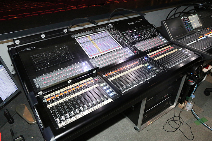 今回は本間氏、増原氏ともに音響調整室でミックスを行なった。増原氏が担当したワイヤレス卓「DiGiCo SD10T」