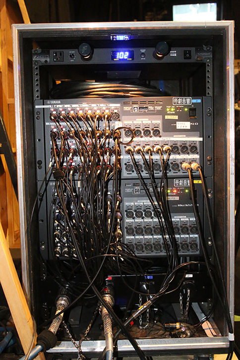 舞台下手に設置されたI/Oラック「ヤマハRio3224-D」