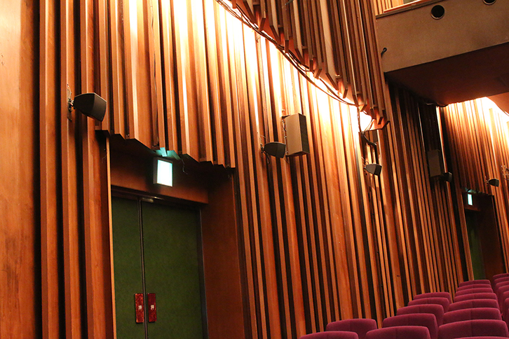 1階席のウォールスピーカーと