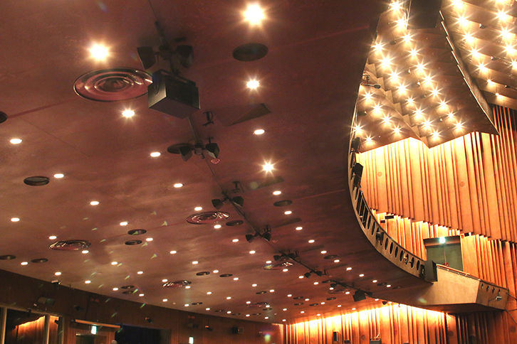 バルコニー下に設置されたスピーカーシステム（d&b audiotechnik E5で統一）