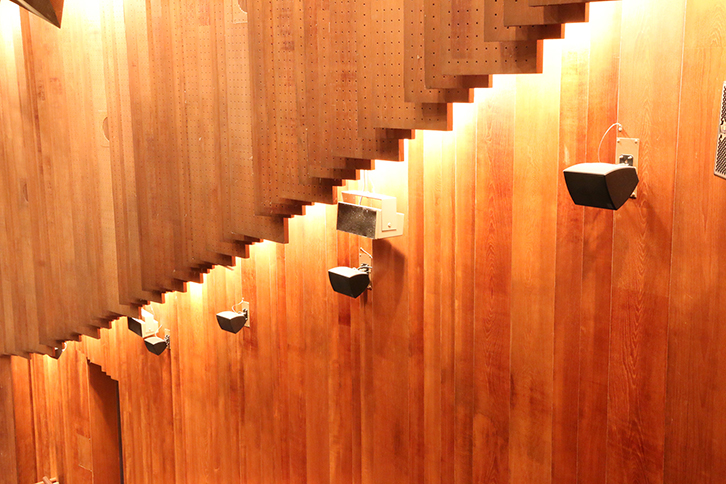 2階席のウォールスピーカー