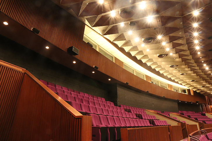 2階席のリアスピーカーシステム（1階席同様、E5を使用）