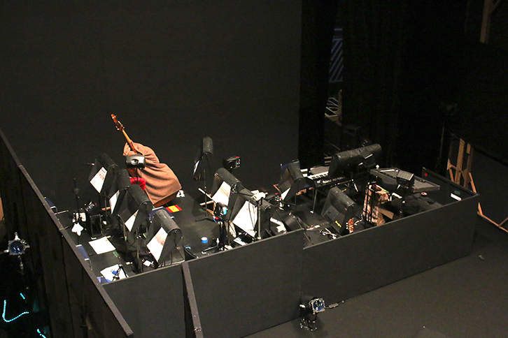 上手側オーケストラピット（指揮者、弦楽器、管楽器の1部）