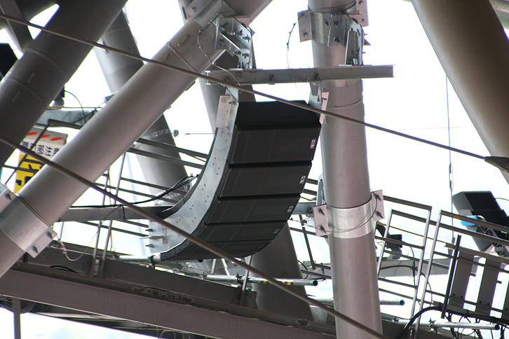 写真3観客席用のメインアレイ（S1210-ST×6）