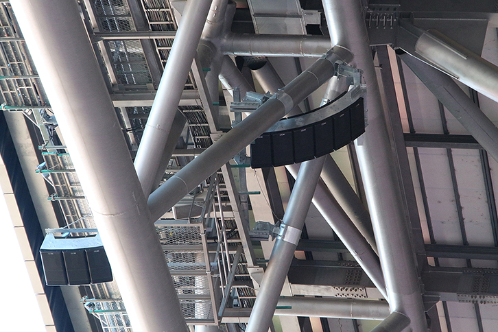 写真4 観客席用のメインアレイと、真下を狙う観客席最前列付近の補助用アレイ