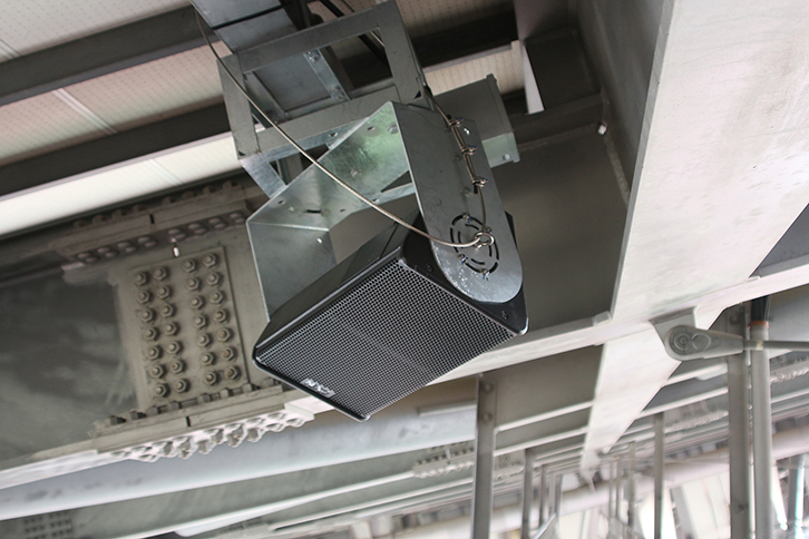 写真6 観客席補助スピーカーの「PS15-R2」