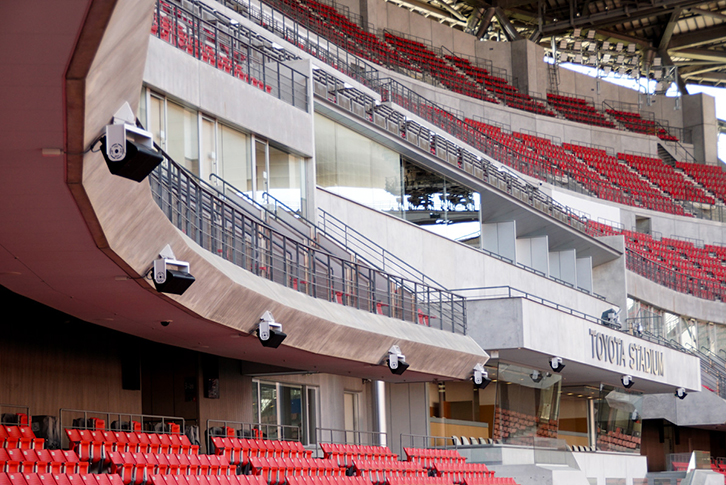 写真7 一階席バルコニー鼻先に取り付けられた「PS10-R2」。全周に渡り48台が取り付けられている