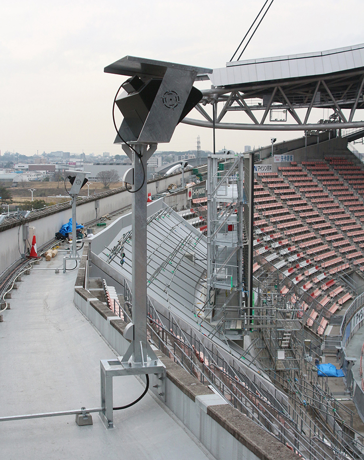 写真8 サイドスタンド最上部に取り付けられた「PS15-R2」。上部に防水板が取り付けられている