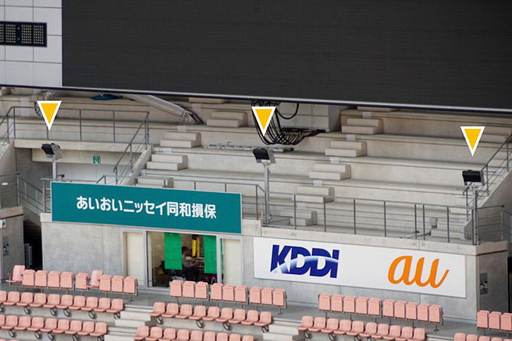 写真9 大型映像装置前に設置された「PS10-R2」。約200席だけを補助している